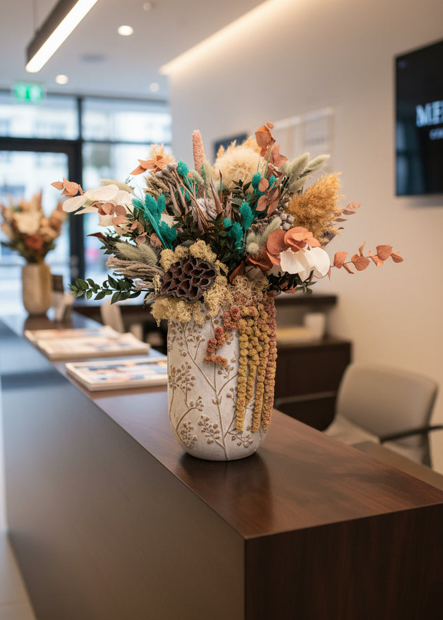 Aranjament Floral „Emerald & Earth” în Vază Ceramică Înaltă – Decor Premium cu Protea, Eucalipt Arămiu și Accente Turcoaz