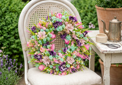 Coroniță florală „Spring Delight” – decor delicat cu flori pastel și accente naturale