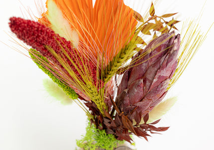 Aranjament Floral „Amber Heart” în Bază de Scoarță Naturală – Decor Handmade cu Protea Bordo, Palmier Portocaliu și Spice de Grâu