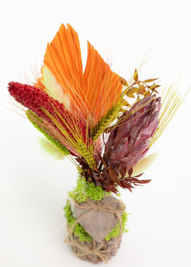 Aranjament Floral „Amber Heart” în Bază de Scoarță Naturală – Decor Handmade cu Protea Bordo, Palmier Portocaliu și Spice de Grâu