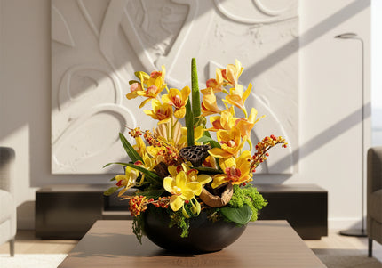 Aranjament Floral „Solar Orchid” în Vas Ceramic Negru – Decor de Lux cu Orhidee Galbene, Ilex și Accente Botanice Exotice