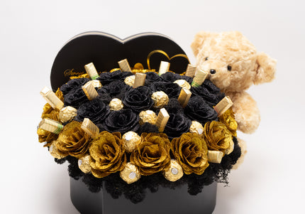 Aranjament Inimă "Black & Gold": 41 Trandafiri, Ciocolată & Ursuleț