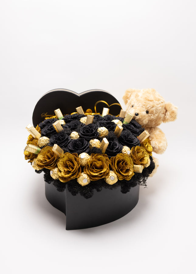 Aranjament Inimă "Black & Gold": 41 Trandafiri, Ciocolată & Ursuleț
