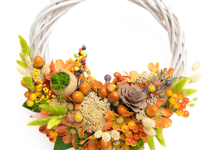 Coroniță Handmade „Harvest Sun” – Aranjament Floral pe Bază de Răchită Albă cu Flori de Câmp și Dovleci