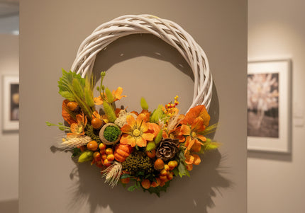 Coroniță Handmade „Autumn Glow” – Aranjament Floral pe Bază de Răchită Albă cu Flori de Dovleac și Spice