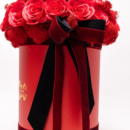 Aranjament cutie vișinie cu trandafiri roșii „Pasiune”