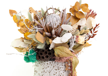 Aranjament Floral „Ivory & Earth” în Vas Ceramic Texturat – Compoziție Handmade cu Protea Albă, Lotus și Elemente Botanice Conservate