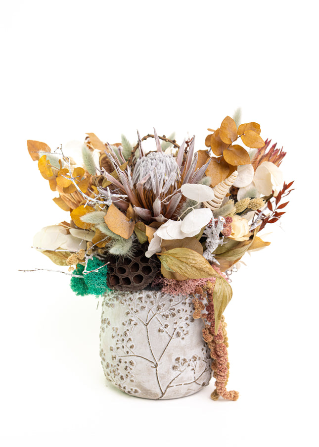 Aranjament Floral „Ivory & Earth” în Vas Ceramic Texturat – Compoziție Handmade cu Protea Albă, Lotus și Elemente Botanice Conservate