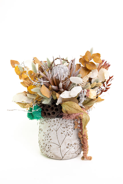 Aranjament Floral „Ivory & Earth” în Vas Ceramic Texturat – Compoziție Handmade cu Protea Albă, Lotus și Elemente Botanice Conservate
