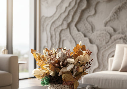 Aranjament Floral „Ivory & Earth” în Vas Ceramic Texturat – Compoziție Handmade cu Protea Albă, Lotus și Elemente Botanice Conservate