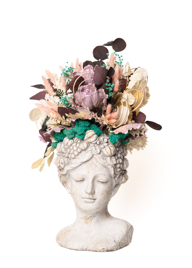 Aranjament floral „Mystic Bloom” în bust sculptural – flori uscate, eucalipt și accente turcoaz