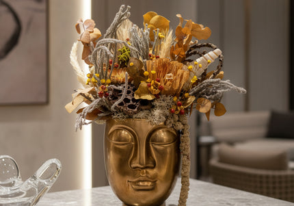 Aranjament Floral „Golden Muse” în Vas Sculptural Auriu – Decor de Lux cu Flori Uscate, Eucalipt și Accente Solare