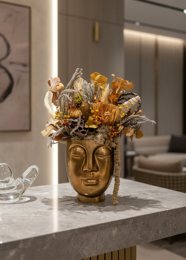 Aranjament Floral „Golden Muse” în Vas Sculptural Auriu – Decor de Lux cu Flori Uscate, Eucalipt și Accente Solare