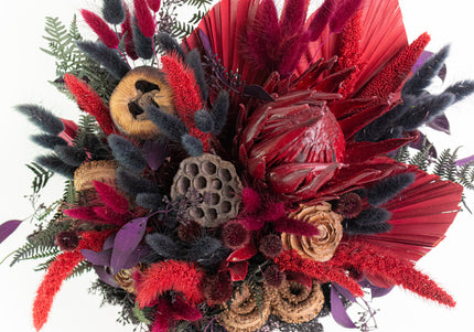 Aranjament Floral „Scarlet Royalty” în Vas Bordo – Compoziție Luxury cu Protea King, Evantai Palmier și Accente Negru Abis