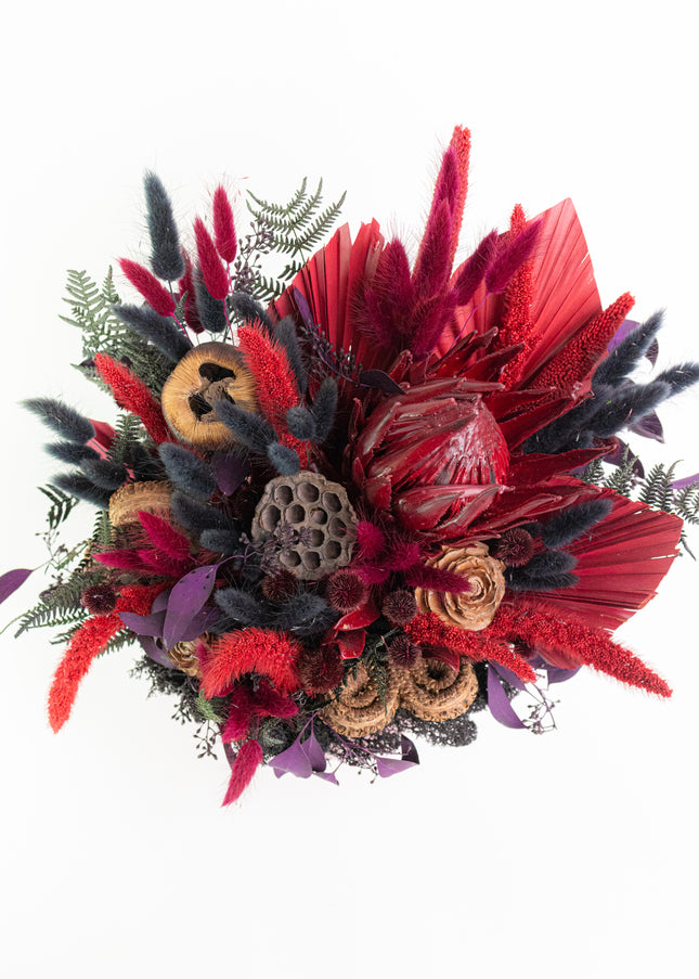 Aranjament Floral „Scarlet Royalty” în Vas Bordo – Compoziție Luxury cu Protea King, Evantai Palmier și Accente Negru Abis