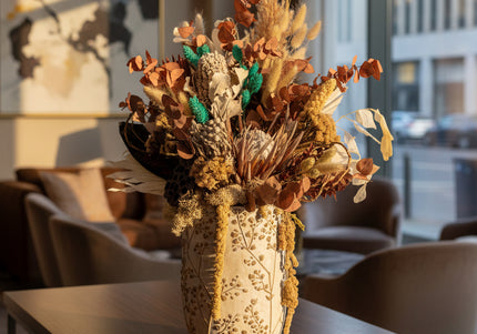 Aranjament Floral „Boho Azure” în Vază Ceramică Texturată – Compoziție Handmade cu Protea, Eucalipt Arămiu și Accente Turcoaz
