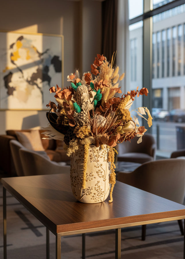 Aranjament Floral „Boho Azure” în Vază Ceramică Texturată – Compoziție Handmade cu Protea, Eucalipt Arămiu și Accente Turcoaz