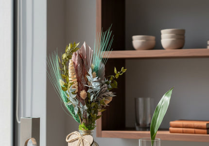 Aranjament Floral „Soft Serenity” pe Bază de Lemn – Creație Handmade cu Protea Roz, Palmier Pastel și Accente Turcoaz