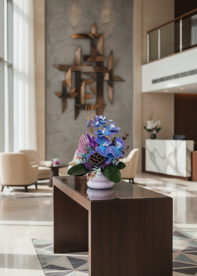 Aranjament Floral „Indigo Zen” – Compoziție Verticală cu Orhidee Indigo, Capsule de Lotus și Accente Exotice Curbe