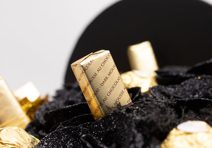 Aranjament Inimă "Black & Gold": 41 Trandafiri, Ciocolată & Ursuleț