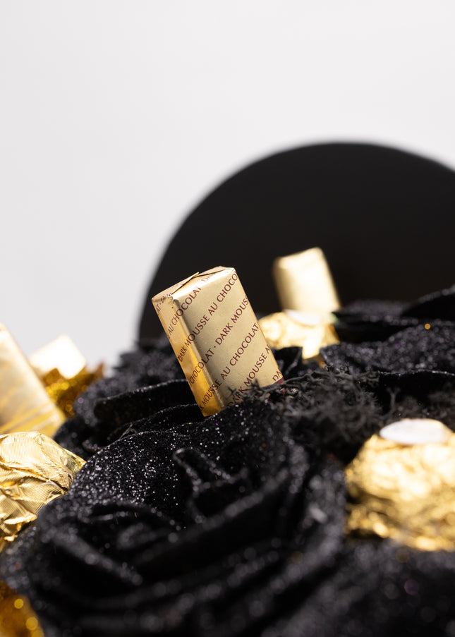 Aranjament Inimă "Black & Gold": 41 Trandafiri, Ciocolată & Ursuleț