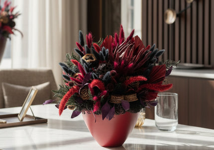 Aranjament Floral „Scarlet Royalty” în Vas Bordo – Compoziție Luxury cu Protea King, Evantai Palmier și Accente Negru Abis