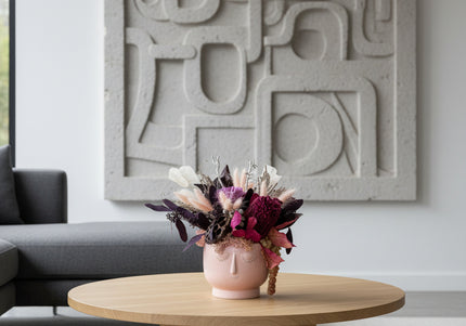 Aranjament Floral „Pink Reverie” în Vas Sculptural Roz – Decor Handmade cu Banksia Purpurie, Flori Criogenate și Accente Catifelate