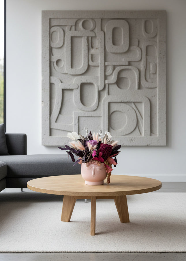 Aranjament Floral „Pink Reverie” în Vas Sculptural Roz – Decor Handmade cu Banksia Purpurie, Flori Criogenate și Accente Catifelate