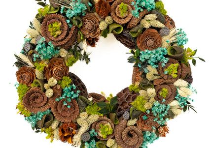 Coroniță Botanică „Emerald Forest Spiral” – Aranjament Handmade cu Flori de Lemn, Mușchi Stabilizat și Accente de Turcoaz