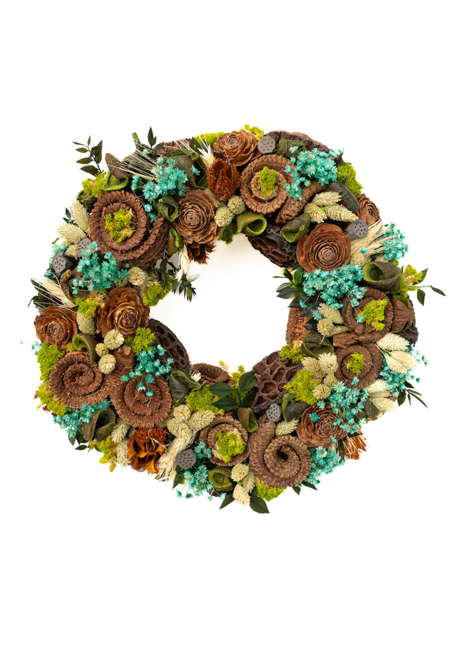 Coroniță Botanică „Emerald Forest Spiral” – Aranjament Handmade cu Flori de Lemn, Mușchi Stabilizat și Accente de Turcoaz