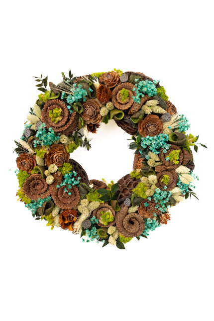 Coroniță Botanică „Emerald Forest Spiral” – Aranjament Handmade cu Flori de Lemn, Mușchi Stabilizat și Accente de Turcoaz