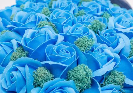 Aranjament "Blue Sapphire" în Cutie Inimă bleumarin