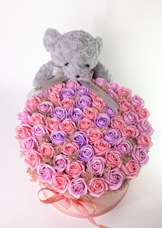 Aranjament Lux Trandafiri Săpun Roz, Ursulet Catifea