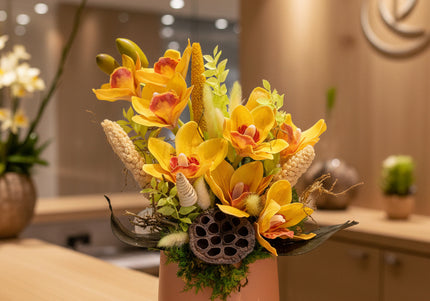 Aranjament Floral „Cymbidium Gold” în Vas Mat – Creație Handmade cu Orhidee Galbene și Accente Botanice Exotice