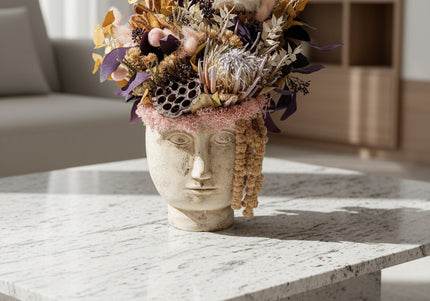 Aranjament Floral „Statue of Muse” în Vas Sculptural – Decor Artizanal cu Protea Albă, Flori Uscate și Accente Boho-Chic