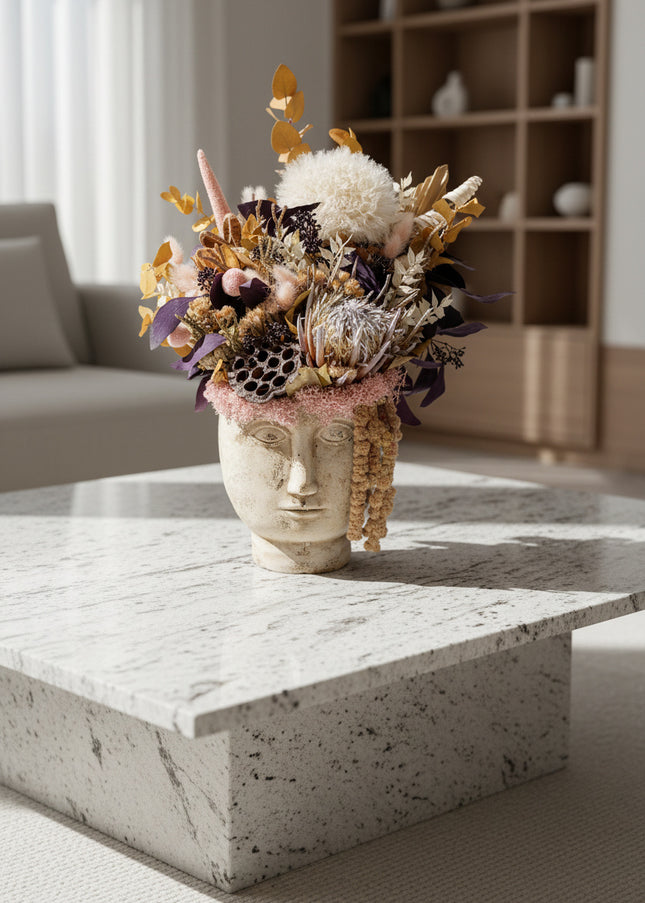 Aranjament Floral „Statue of Muse” în Vas Sculptural – Decor Artizanal cu Protea Albă, Flori Uscate și Accente Boho-Chic