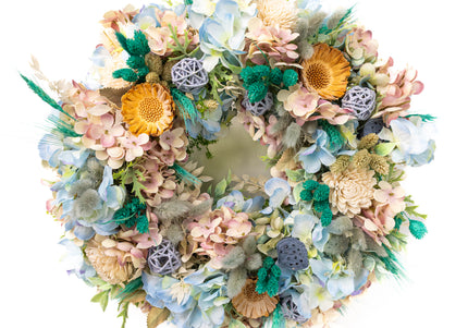 Coroniță Florală „Azure Serenity” – Aranjament Handmade cu Hortensii Bleu, Flori de Lemn și Accente de Lagurus
