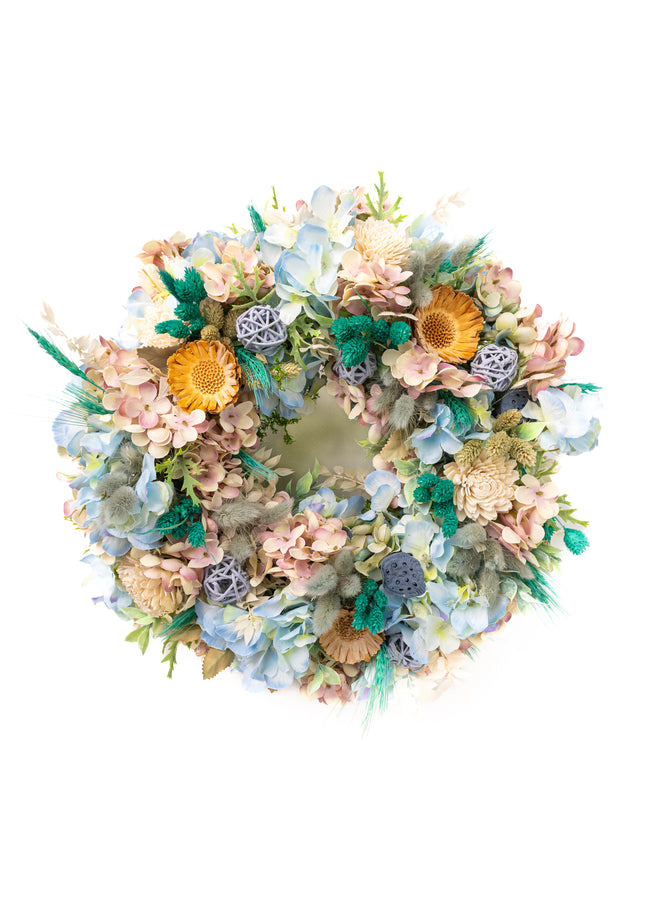 Coroniță Florală „Azure Serenity” – Aranjament Handmade cu Hortensii Bleu, Flori de Lemn și Accente de Lagurus
