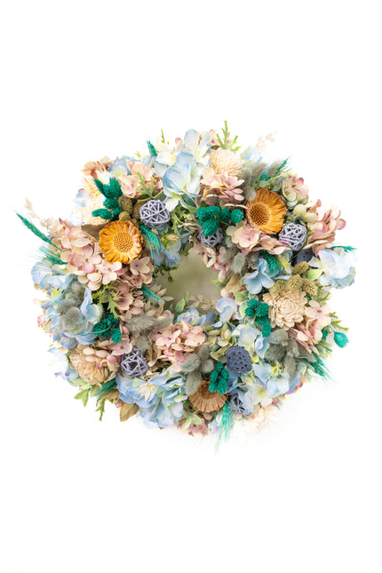 Coroniță Florală „Azure Serenity” – Aranjament Handmade cu Hortensii Bleu, Flori de Lemn și Accente de Lagurus