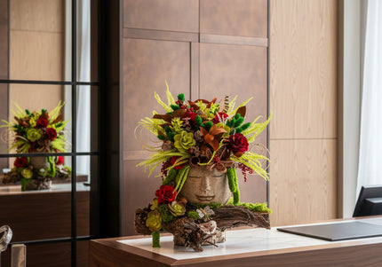 Aranjament floral „Forest Harmony” în bust decorativ – compoziție naturală cu accente verzi și roșii