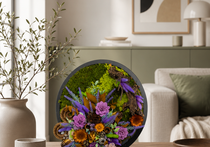 Tablou decorativ „Purple Forest” – aranjament decorativ cu mușchi și flori