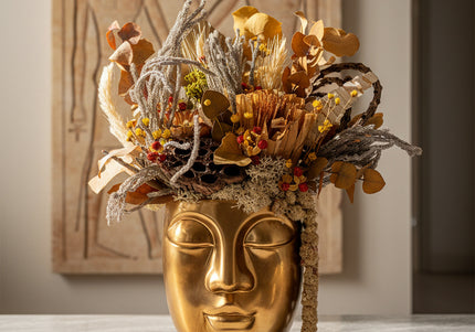 Aranjament Floral „Golden Muse” în Vas Sculptural Auriu – Decor de Lux cu Flori Uscate, Eucalipt și Accente Solare