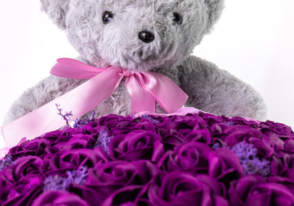 Aranjament Lux Trandafiri Artizanali Violet-Roz, Ursulet Gri