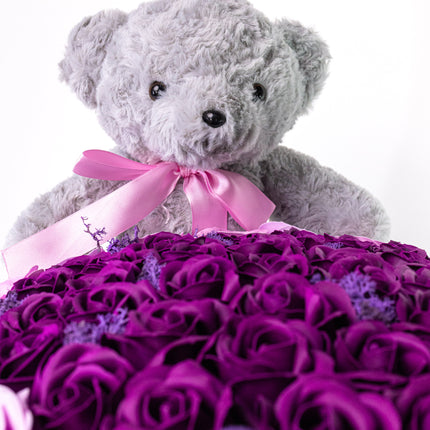 Aranjament Lux Trandafiri Săpun Violet-Roz, Ursulet Gri