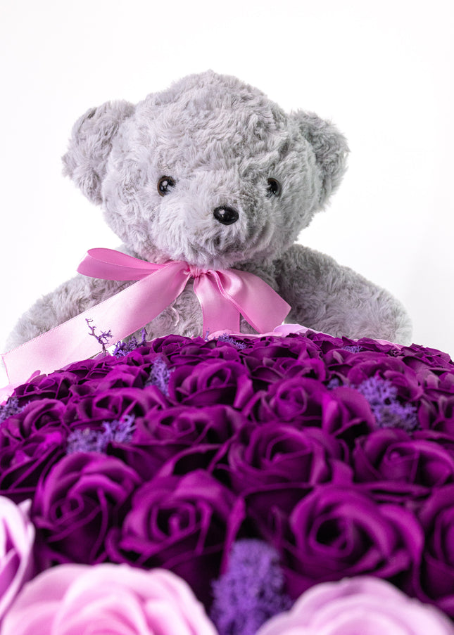 Aranjament Lux Trandafiri Săpun Violet-Roz, Ursulet Gri