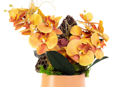 Aranjament Floral „Orchid Sunset” în Vas Ceramic – Compoziție Premium cu Orhidee Portocalii, Licheni și Accente Exotice